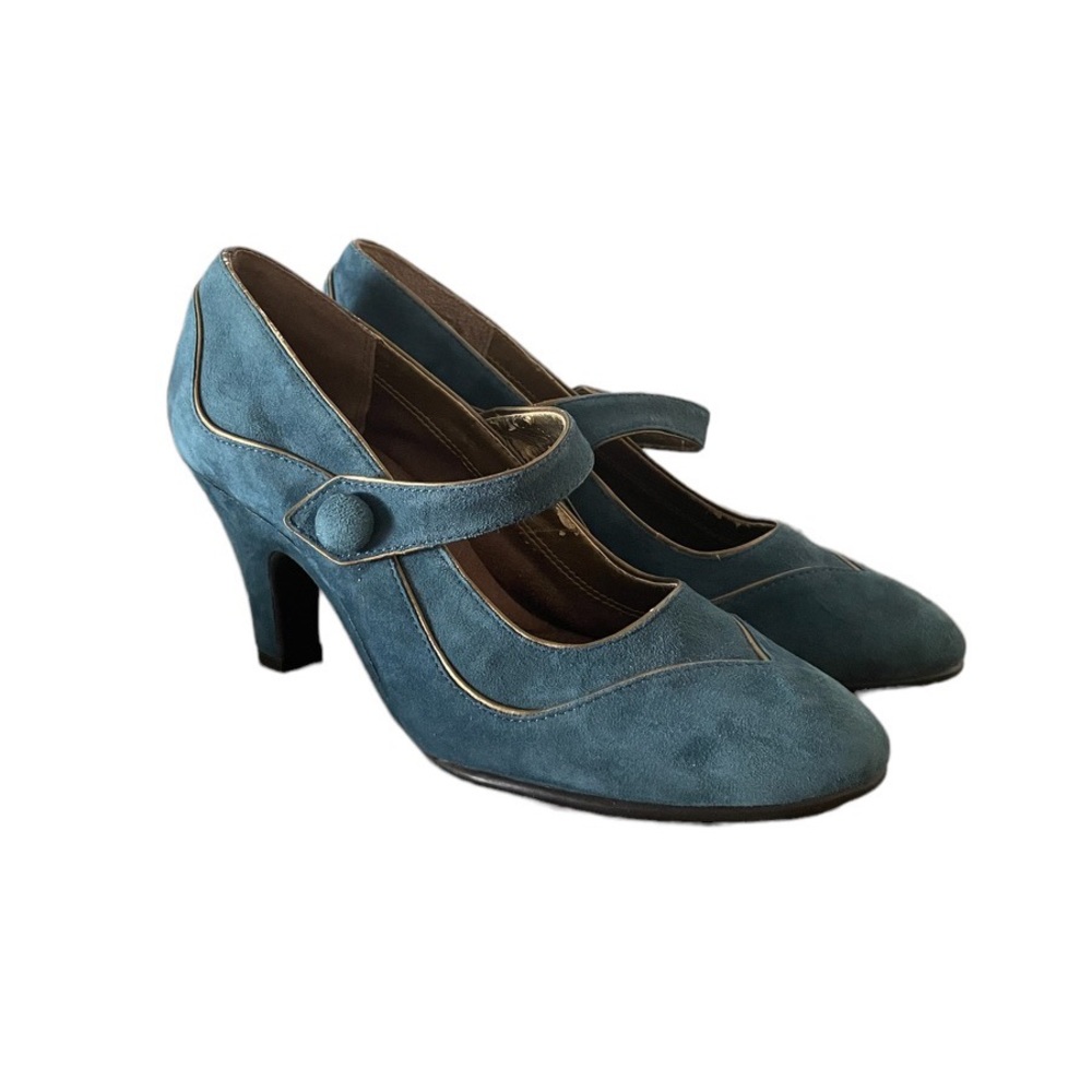 Aerosoles Sweet Escape Dress Shoes feature a Suede upper with a Round Toe.